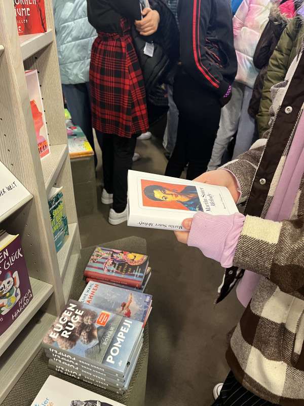 Volle Fahrt Ins Abenteuer Welttag Des Buches In Der Buchhandlung M Ller Mittelschule West